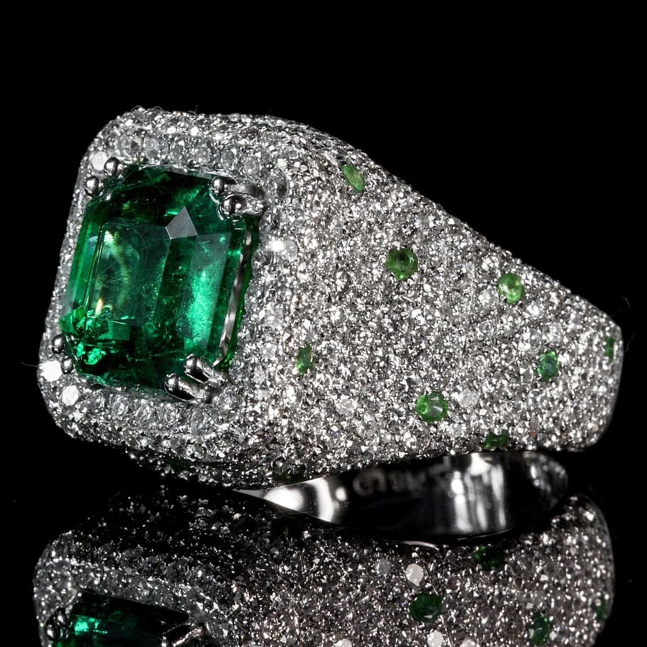 emerald-ring-color-po-diamond-set